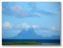 Vom Rollfeld ein Blick auf unser Tagesziel Bora Bora.