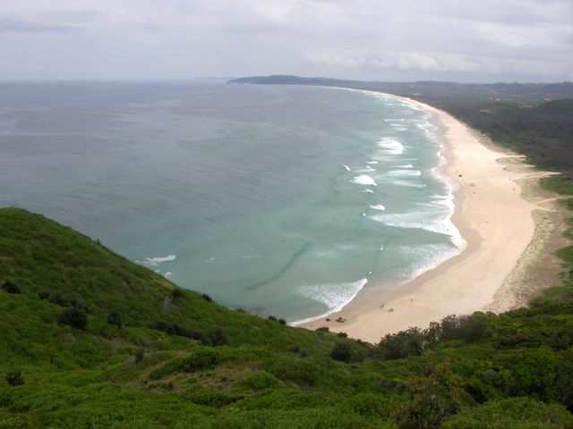 Hier ist die beruehmte Byron Bay, sehr beliebt bei Surfern.
