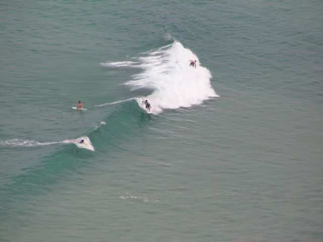 Schoen die Welle ansurfen.