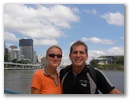 Wir beide vor der Skyline.