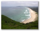 Hier ist die beruehmte Byron Bay, sehr beliebt bei Surfern.