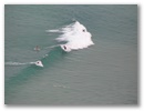 Schoen die Welle ansurfen.