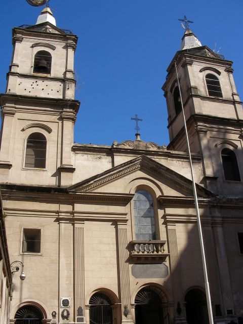 Und in dem ganzen Trubel eine Kirche.