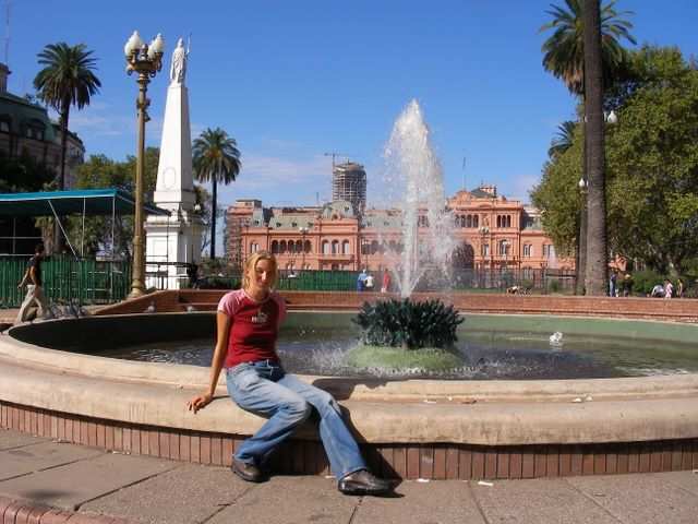 Auf dem Rueckweg legen wir eine kleine Pause am Plaza de Mayo ein und