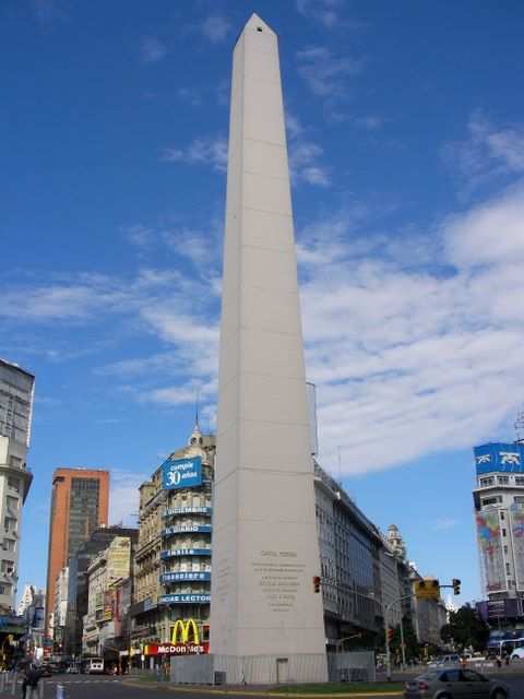 Am “Plaza de Republica” erwartet uns ein riesiger Obelisk.