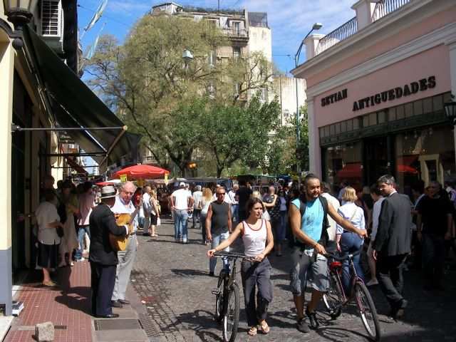 Wir machen uns auf den Weg nach San Telmo, wo es Sonntag den Strassenmarkt gibt!
