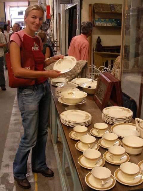 Sabine ist begeistert von dem englischen Geschirr.