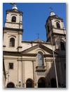 Und in dem ganzen Trubel eine Kirche.