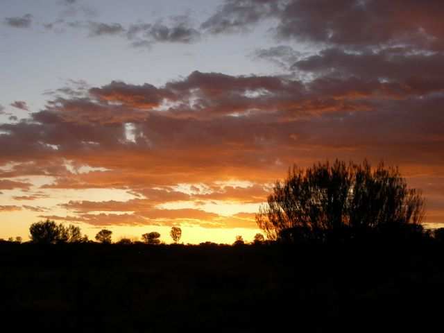 DIE SCHÖNSTEN BILDER -- Sonnenuntergang am Ayers Rock! (Falsche Richtung, aber trotzdem schoen!)