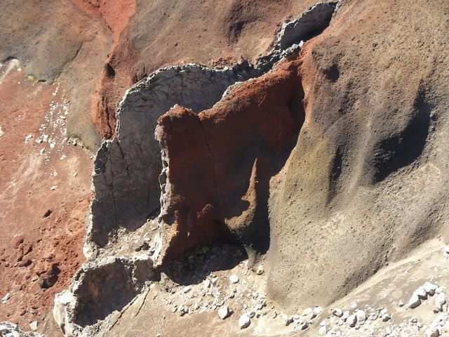 DIE SCHÖNSTEN BILDER -- Blick in den Vulkankrater: Da kam wohl was aus dem Berg.