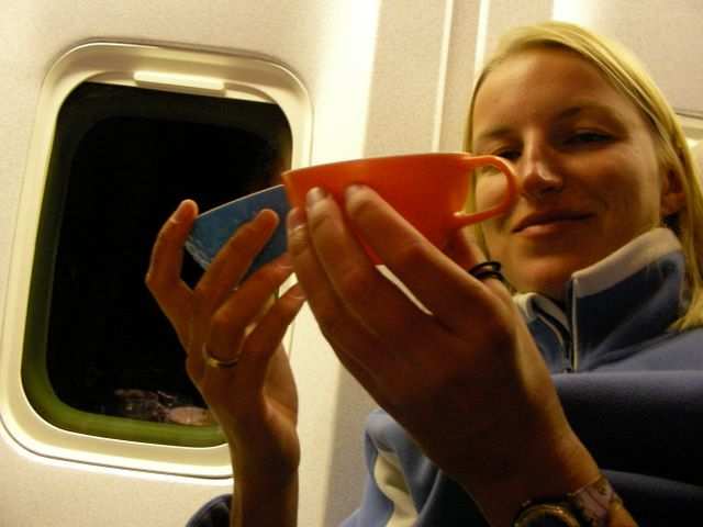 DIE SCHÖNSTEN BILDER -- Sabine war ganz begeistert vom 70er Retro-Geschirr auf unserem AIR NEW ZEALAND Flug.