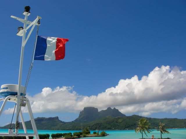DIE SCHÖNSTEN BILDER -- Flughagen Bora Bora: Blick auf die Hauptinsel.