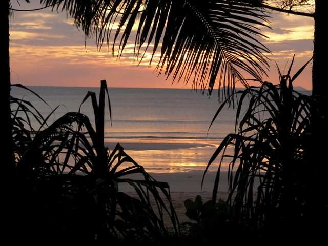 DIE SCHÖNSTEN BILDER -- Sonnenuntergang in Dilis Beach Resort.