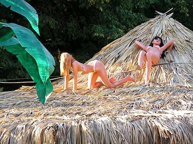 DIE SCHÖNSTEN BILDER -- Badenixen aus Plastik geben ein ziemlich realistisches Bild ueber Moskauer Frauen ab.