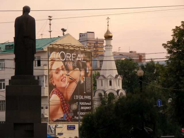 DIE SCHÖNSTEN BILDER -- Die Schoene von Loreal hat ein Blick auf den alten Puschkin geworfen.