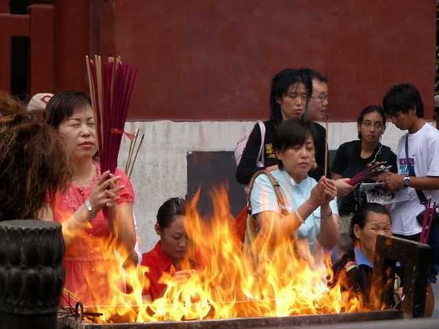 DIE SCHÖNSTEN BILDER -- Glaeubige im Lama-Tempel in Peking.
