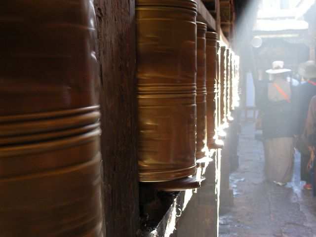 DIE SCHÖNSTEN BILDER -- Gebetsmuehlen im Jokhang Tempel.