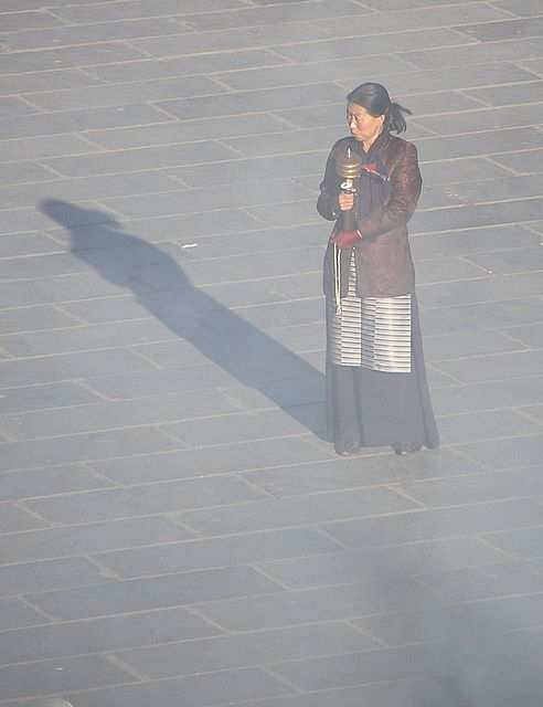 DIE SCHÖNSTEN BILDER -- Pilgerin in Lhasa.