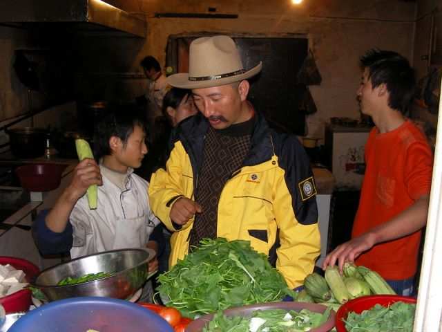 DIE SCHÖNSTEN BILDER -- Mr. Yang waehlt unser Abendessen aus.