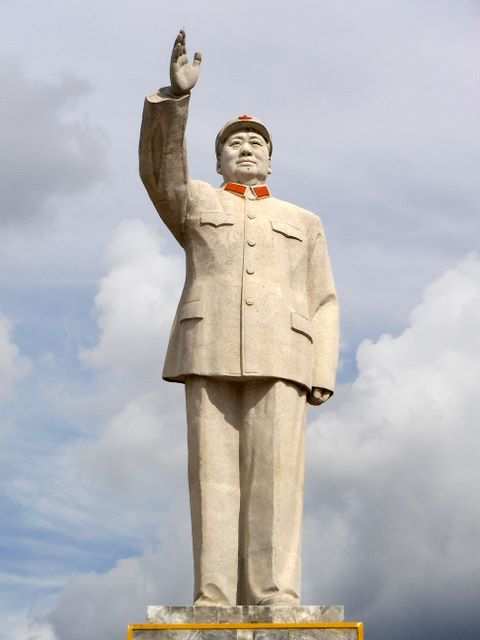 DIE SCHÖNSTEN BILDER -- Zurueck in China. Mao begruesst uns.