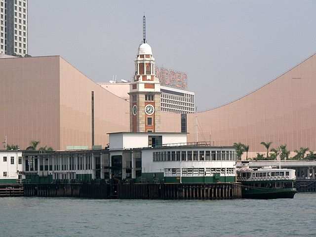 DIE SCHÖNSTEN BILDER -- Hong Kong - Faehranleger auf Kowloon.
