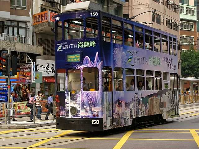 DIE SCHÖNSTEN BILDER -- Hong Kong - doppelstoeckige Strassenbahn. No spitting please!