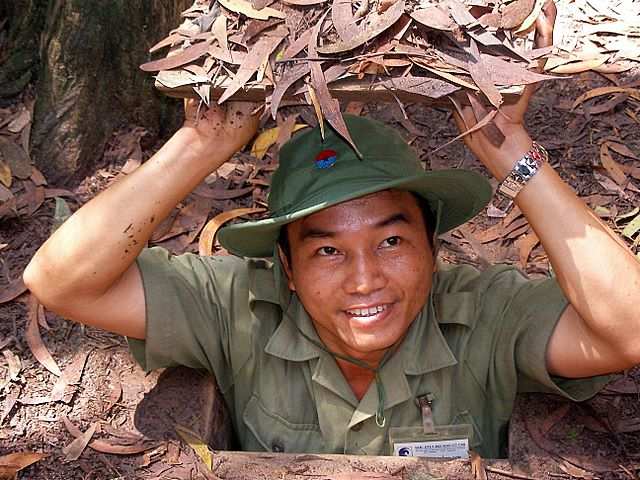 DIE SCHÖNSTEN BILDER -- Nachfahre der Vietcong steigt aus der Tunnelanlage von Cu Chi.