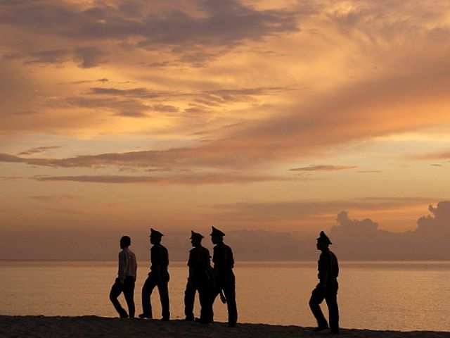 DIE SCHÖNSTEN BILDER -- Vietnamesische Soldaten beim Strandspaziergang.