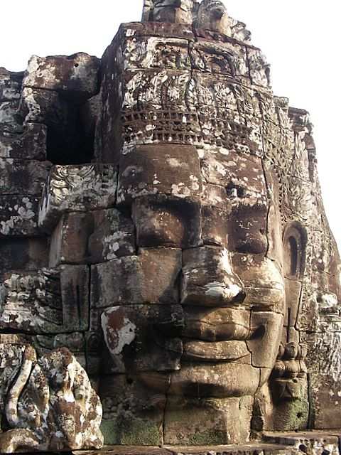 DIE SCHÖNSTEN BILDER -- Eines von 216 Gesichtern im Bayon Tempel von Angkor.