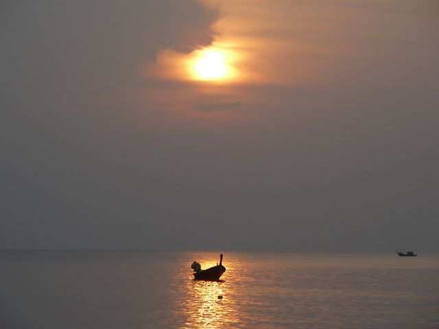 DIE SCHÖNSTEN BILDER -- Sonnenuntergang am Naithon Beach auf Phuket.
