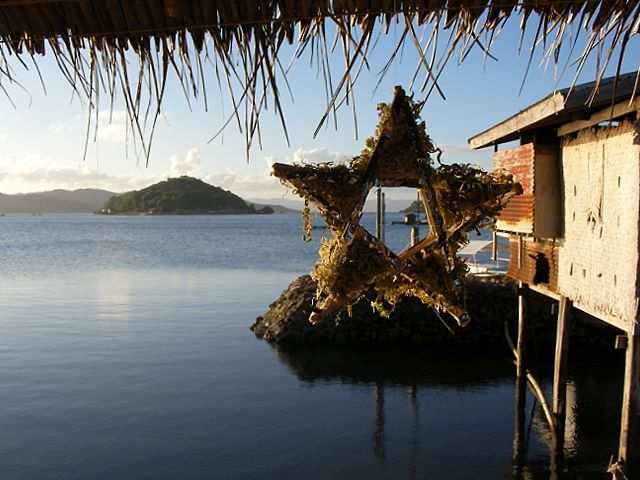 DIE SCHÖNSTEN BILDER -- Weihnachtsschmuck auf Icadambanuan Island.