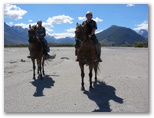 DIE SCHÖNSTEN BILDER -- Reiten mit Filmstars, wo “Herr der Ringe” gedreht wurde.