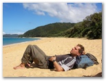 DIE SCHÖNSTEN BILDER -- Olaf erholt sich von der zweitaegigen Wanderung am Abel Tasman.