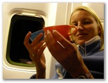DIE SCHÖNSTEN BILDER -- Sabine war ganz begeistert vom 70er Retro-Geschirr auf unserem AIR NEW ZEALAND Flug.