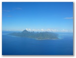 DIE SCHÖNSTEN BILDER -- Blick auf Moorea aus dem Flugzeug.