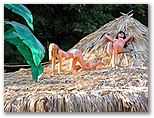 DIE SCHÖNSTEN BILDER -- Badenixen aus Plastik geben ein ziemlich realistisches Bild ueber Moskauer Frauen ab.