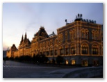 DIE SCHÖNSTEN BILDER -- Das Kaufhaus GUM am Abend.