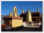 DIE SCHÖNSTEN BILDER -- Auf dem Dach des Jokhang Tempel in Lhasa.