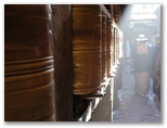 DIE SCHÖNSTEN BILDER -- Gebetsmuehlen im Jokhang Tempel.