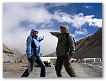 DIE SCHÖNSTEN BILDER -- Mount Everest Basecamp. Der Berg versteckt sich hinter einer Wolke.