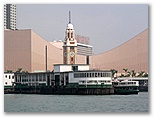 DIE SCHÖNSTEN BILDER -- Hong Kong - Faehranleger auf Kowloon.