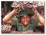 DIE SCHÖNSTEN BILDER -- Nachfahre der Vietcong steigt aus der Tunnelanlage von Cu Chi.