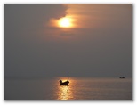 DIE SCHÖNSTEN BILDER -- Sonnenuntergang am Naithon Beach auf Phuket.