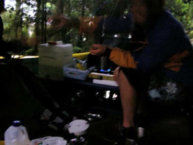 Keine Fotos vom Camp outside, wegen Sandfliegenalarm! Hier kochen im “Fliegennetz”!