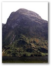 Hohe Granitfelsen rahmen den Doubtful Sound ein.