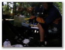 Keine Fotos vom Camp outside, wegen Sandfliegenalarm! Hier kochen im “Fliegennetz”!