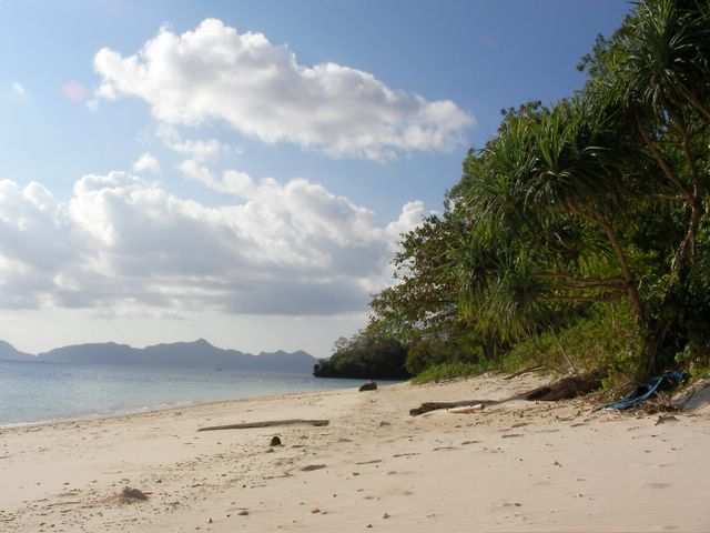 Kaffeepause an einem neuen Strand.