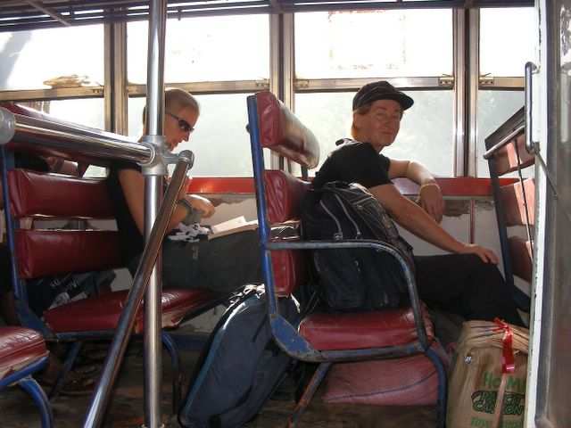 Okay, von innen sieht der Bus nicht mehr ganz so vertrauenswuerdig aus.
