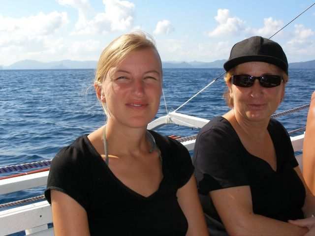 Naechster Tag: Wir sind auf dem Boot. Alles klar Maedels?