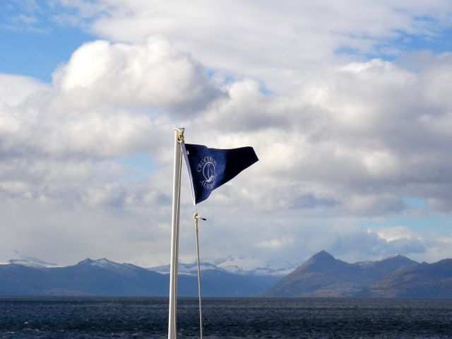 und an der Schiffsflagge.